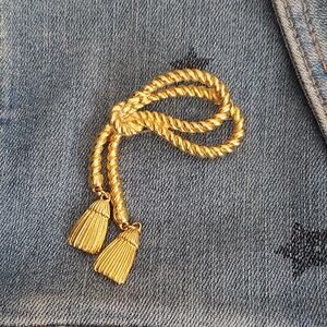 Vintage Rope Knot Brooch with Two Tassels Lapel Pin Textured Gold Tone Lasso 80s